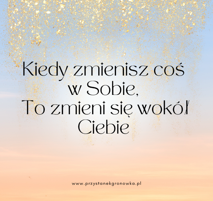 Inspirujący cytat na tle zachodzącego słońca z rozsypanymi złotymi drobinkami na "Przystanek Gronówka". Tekst mówi o wpływie zmiany wewnętrznej na otaczającą rzeczywistość.